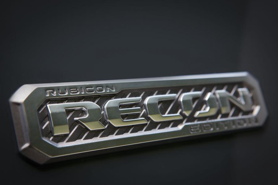 Логотип Jeep Wrangler Unlimited Rubicon Recon (JK) 2018 года  (фото 6 из 6)